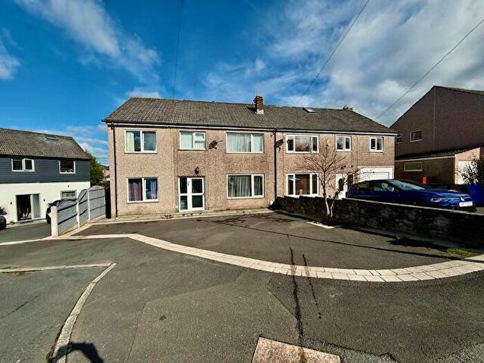 4 Bedroom Semi-Detached House To Rent In Edge End Avenue, BB9