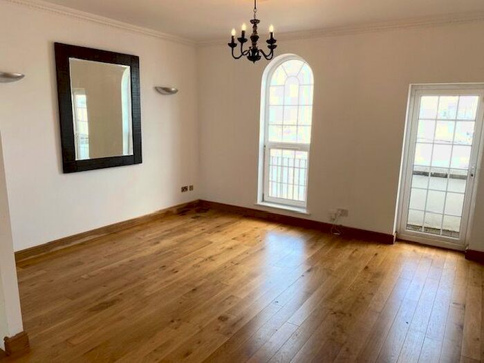 3 Bedroom Town House To Rent In John Batchelor Way, Penarth, CF64