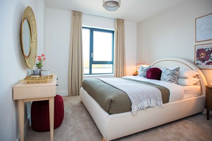 1 Bedroom Flat For Sale In Hawks Raod, Kingston Upon Thames, KT1