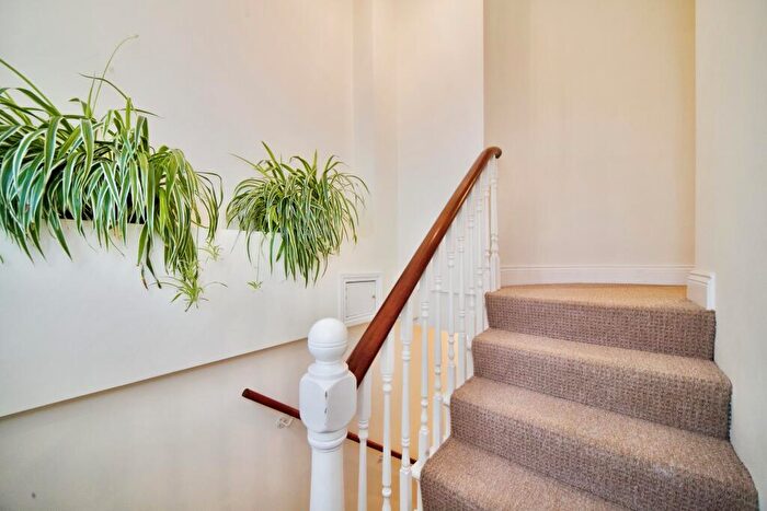 1 Bedroom Flat For Sale In Friern Barnet Road, London, London, N11