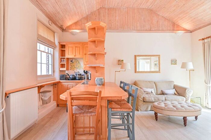 1 Bedroom Mews To Rent In Lucerne Mews, Notting Hill Gate, London, W8