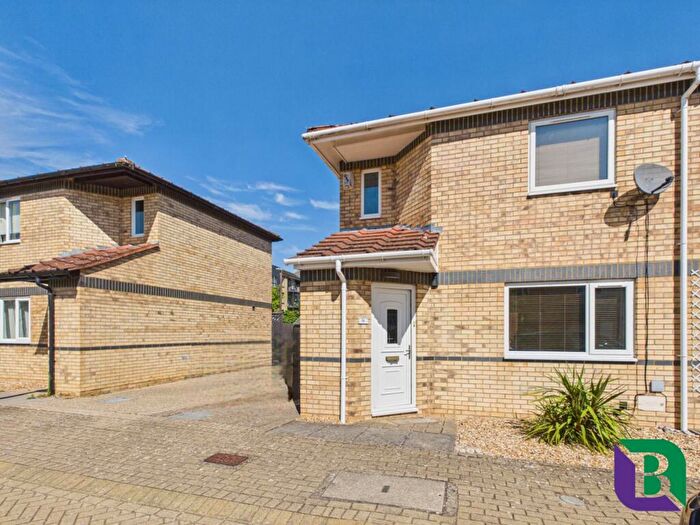 2 Bedroom Semi-Detached House For Sale In Hucklebury Close, Walnut Tree, MK7