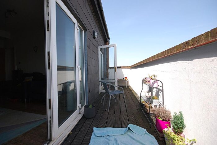 2 Bedroom Flat To Rent In Balham High Road, Balham, SW12