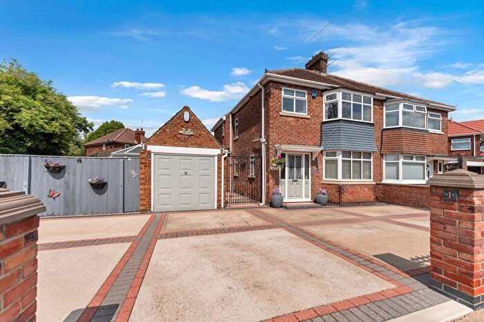 3 Bedroom Semi-Detached House For Sale In St. Andrews Drive, Grimsby, DN32