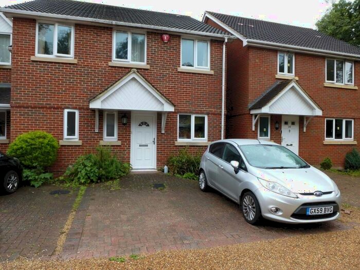 3 Bedroom House To Rent In Woolacombe Drive, Earley, RG6