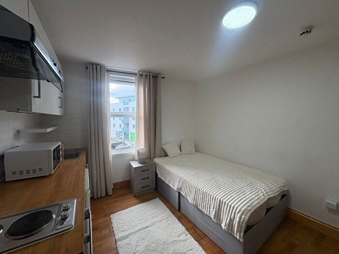 Studio To Rent In Holloway Road, London, N7