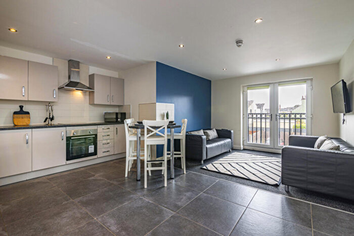 4 Bedroom Flat To Rent In Flat, Lord Tennyson House, LN1