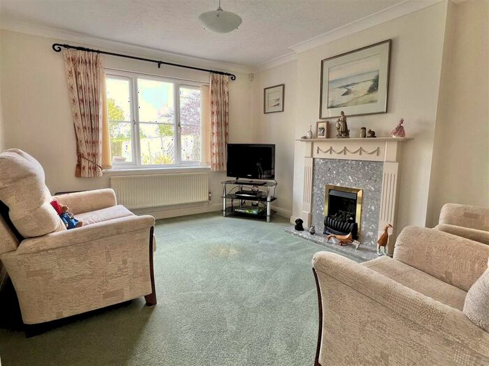 4 Bedroom Detached House For Sale In Newbery Close, Axminster, EX13