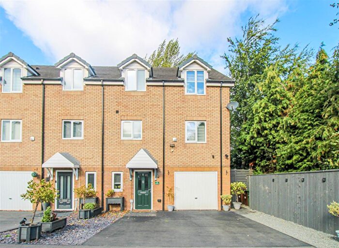 4 Bedroom Semi-detached House For Sale In Meadow Grange, Fitzwilliam, WF9