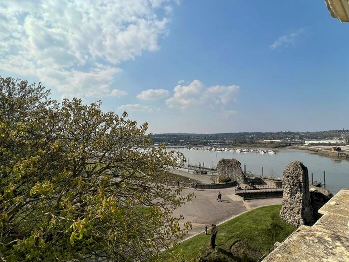 2 Bedroom Flat To Rent In Castle Hill, Rochester, ME1