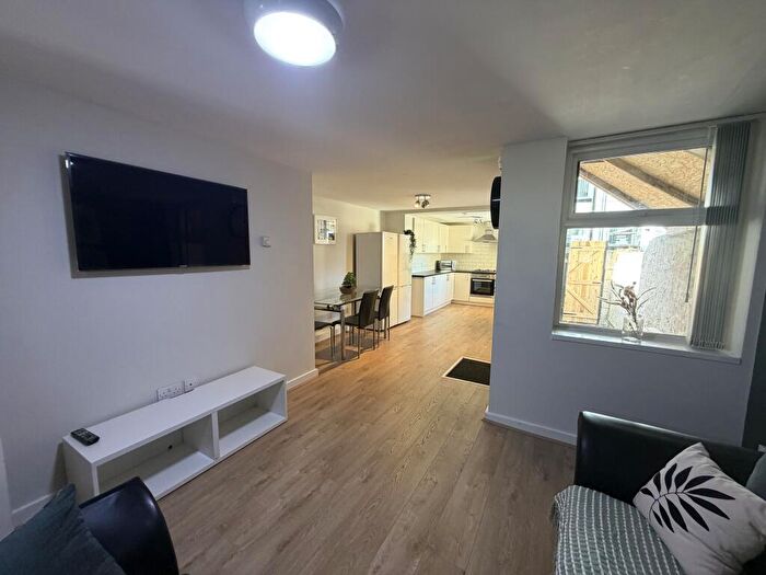 1 Bedroom House To Rent In , Room, L7