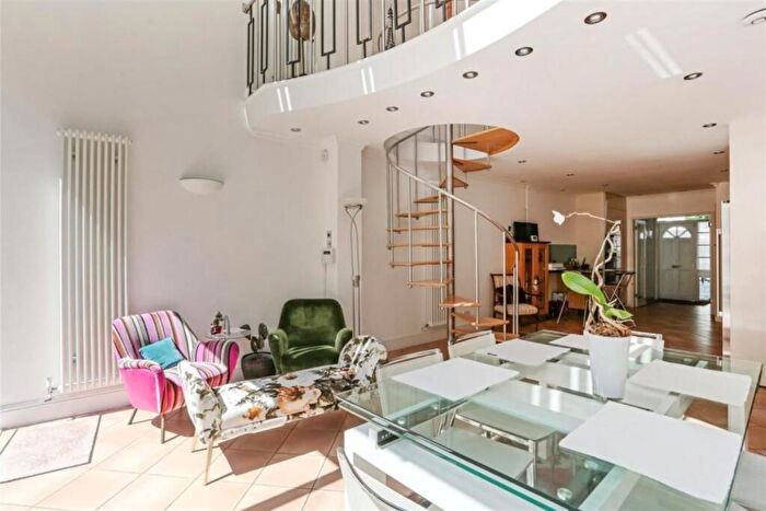 3 Bedroom House To Rent In Lamont Road, Chelsea, SW10