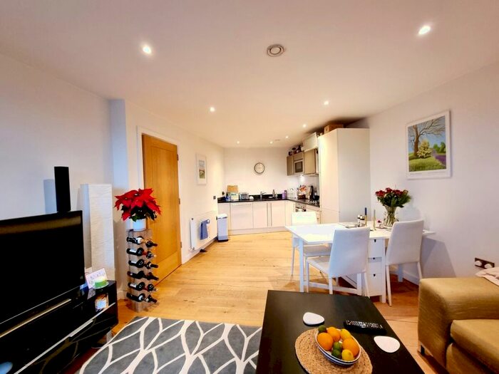 2 Bedroom Flat To Rent In Wharf Approach, Leeds, LS1