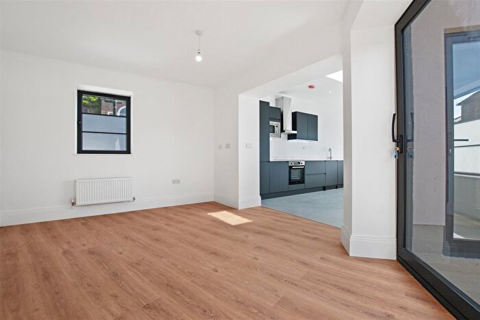 2 Bedroom Flat To Rent In Albion Road, Twickenham, TW2