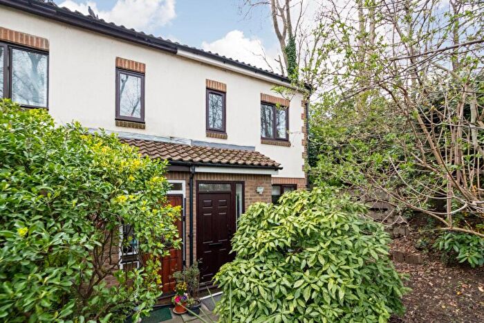 2 Bedroom Maisonette For Sale In Lansdowne Wood Close, West Norwood, London, SE27