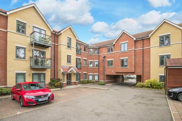2 Bedroom Flat To Rent In Buckhurst Way, Buckhurst Hill IG9
