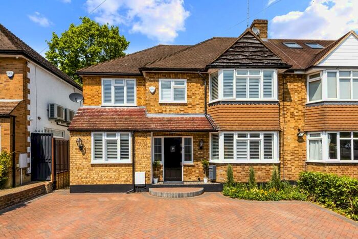 5 Bedroom Semi-Detached House To Rent In Friern Mount Drive London, N20
