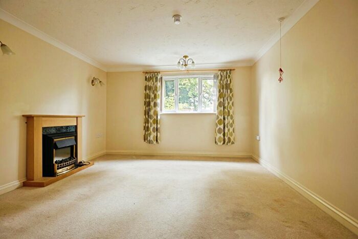 2 Bedroom Flat For Sale In Barnaby Mead, Gillingham, SP8
