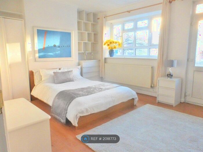 3 Bedroom Flat To Rent In Johnson House, London, SW8