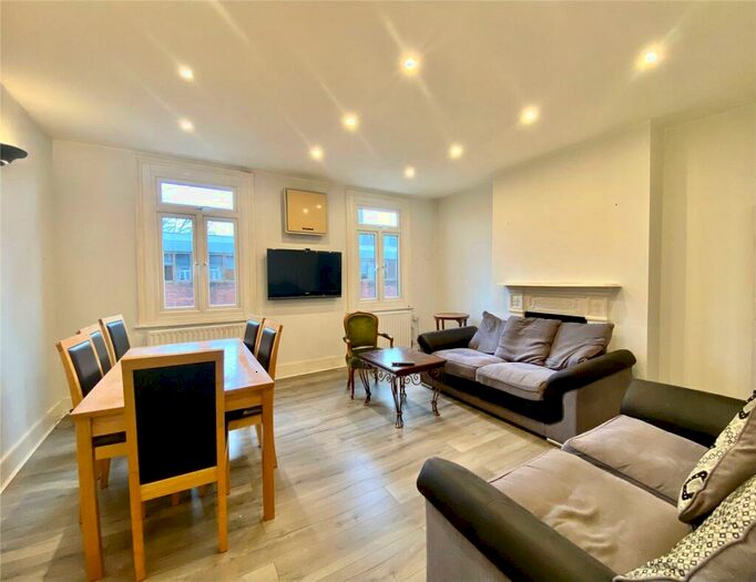 2 Bedroom Maisonette To Rent In Sheen Lane, London, SW14