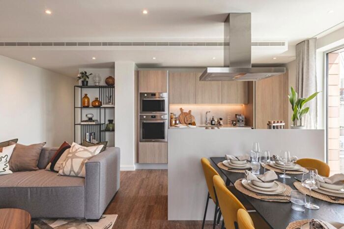 2 Bedroom Flat To Rent In Bloom West, Nine Elms Ln, Nine Elms, London, SW11