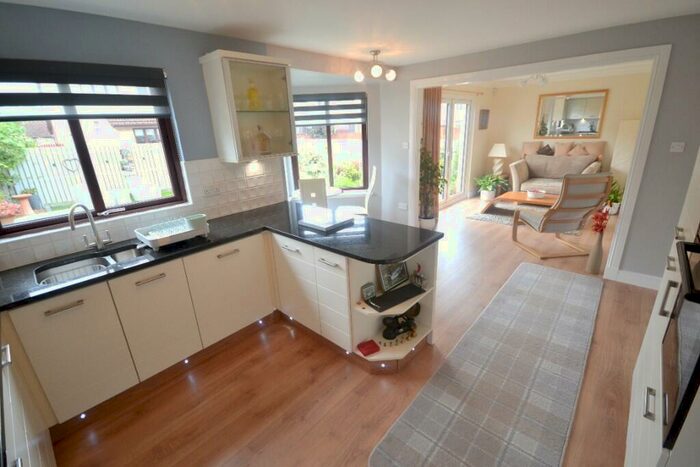 4 Bedroom Detached House For Sale In Greenfinch Avenue, G68