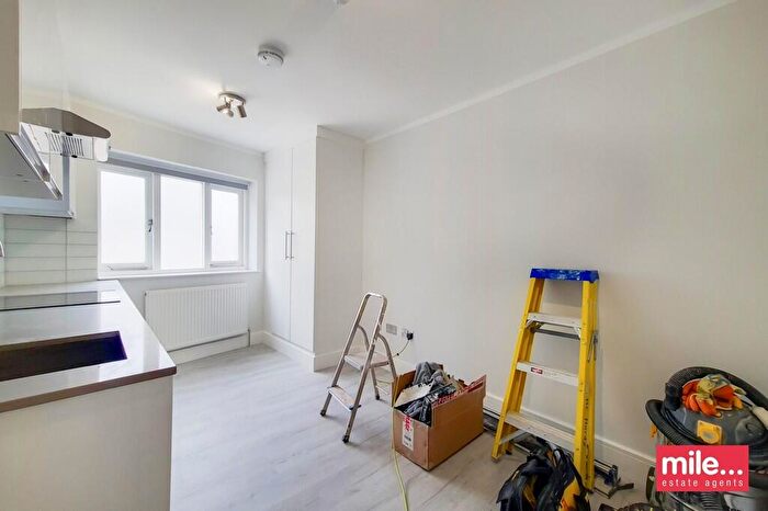 Studio To Rent In North End Road, London, NW11