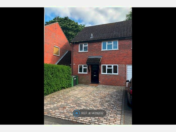 3 Bedroom Semi-Detached House To Rent In Lipscombe Close, Newbury, RG14