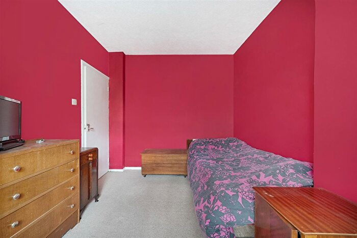 3 Bedroom Flat For Sale In Walton House, Montclare Street, London, E2