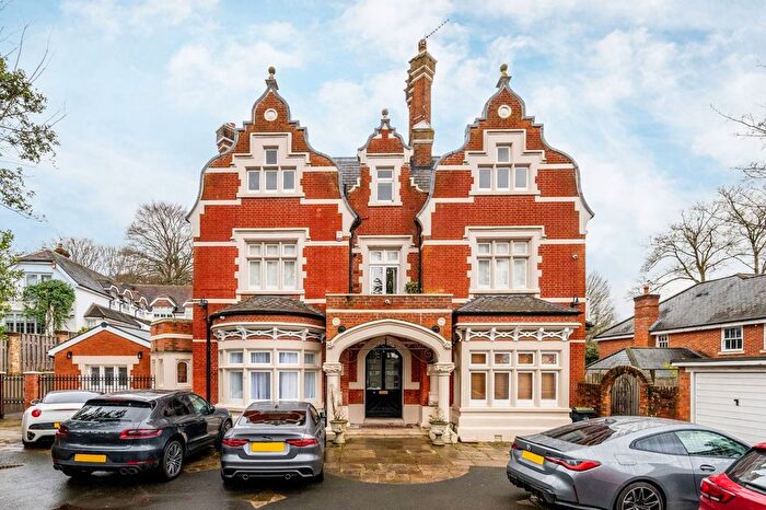 3 Bedroom Flat For Sale In Harewood, Kingston Vale, London, SW15