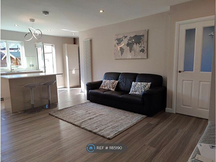 3 Bedroom Semi-Detached House To Rent In Meanwood Road, Leeds, LS6