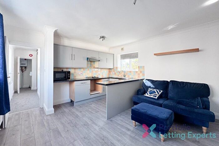 1 Bedroom Flat To Rent In Professionals! Commuting Made Easy, Just Refurbished Bed On Poole Hill, BH2