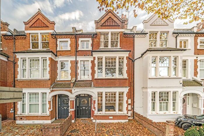 3 Bedroom Flat To Rent In Cavendish Road, Clapham, SW12