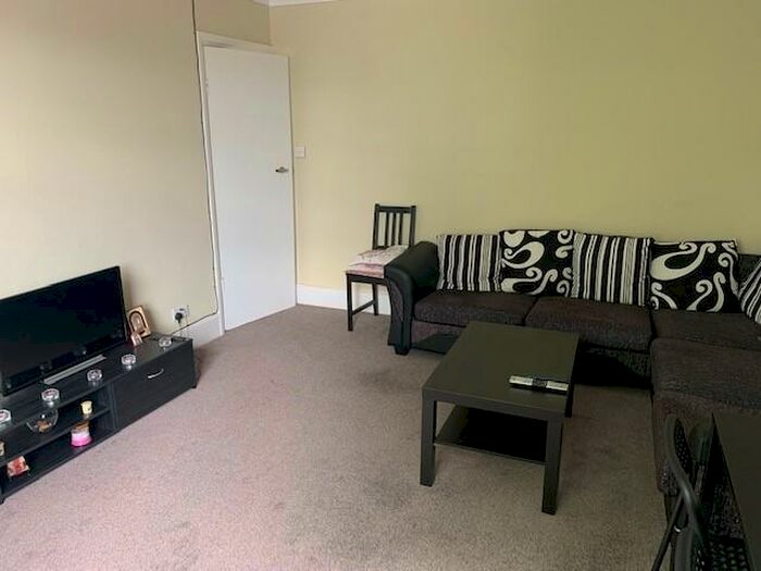 1 Bedroom Flat To Rent In First Floor Flat, Upsdell Avenue, Palmers Green, N13