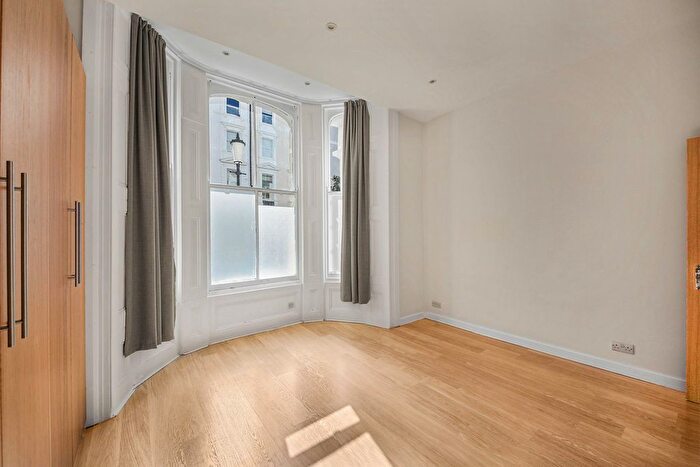 2 Bedroom Flat To Rent In Arundel Gardens, London, W11