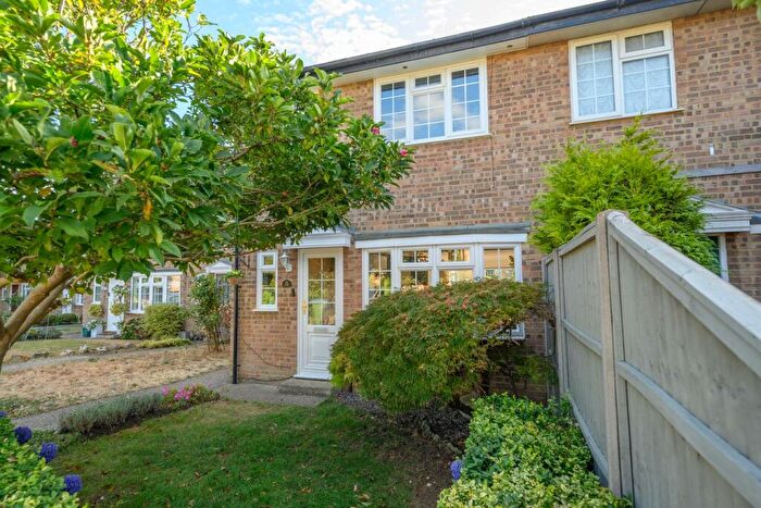 3 Bedroom End Of Terrace House For Sale In Dunsmore Road, Walton-on-Thames, KT12