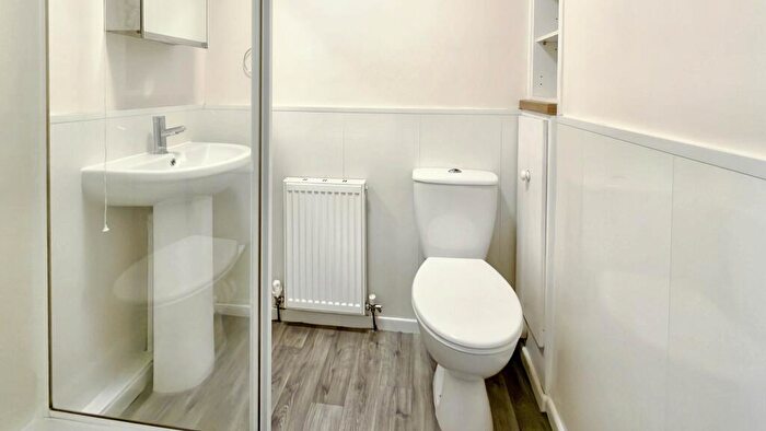 1 Bedroom Flat To Rent In Flat Victoria Square, High Street, Holywell, CH8