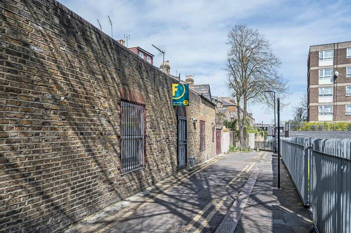 2 Bedroom Flat To Rent In Church Walk, Stoke Newington, London, N16