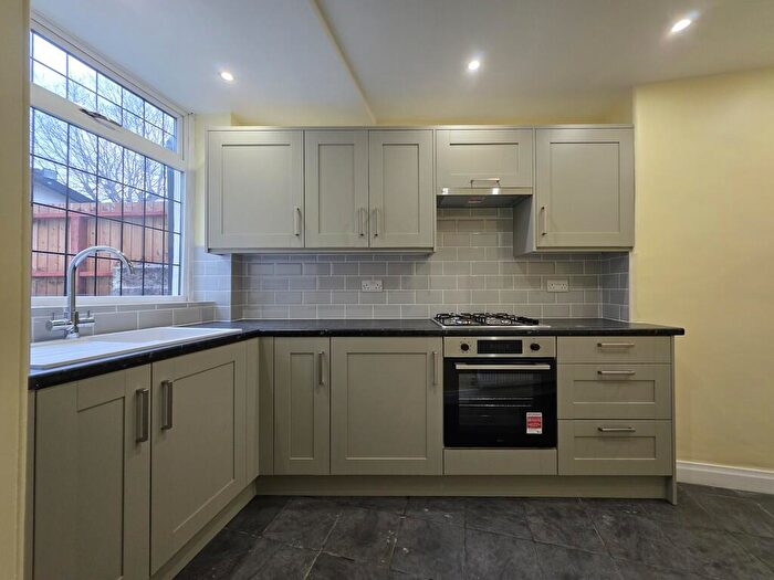 1 Bedroom End Of Terrace House For Sale In Grove Terrace, Birkenshaw, BD11