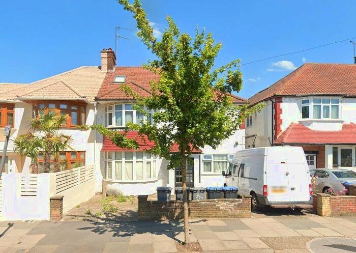 Studio To Rent In Park Avenue North, Willesden Green, NW10