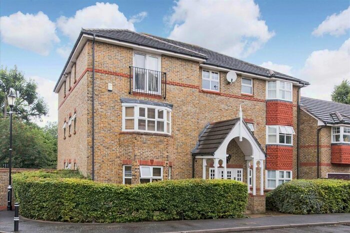 2 Bedroom Flat To Rent In Clockhouse Place, London, SW15