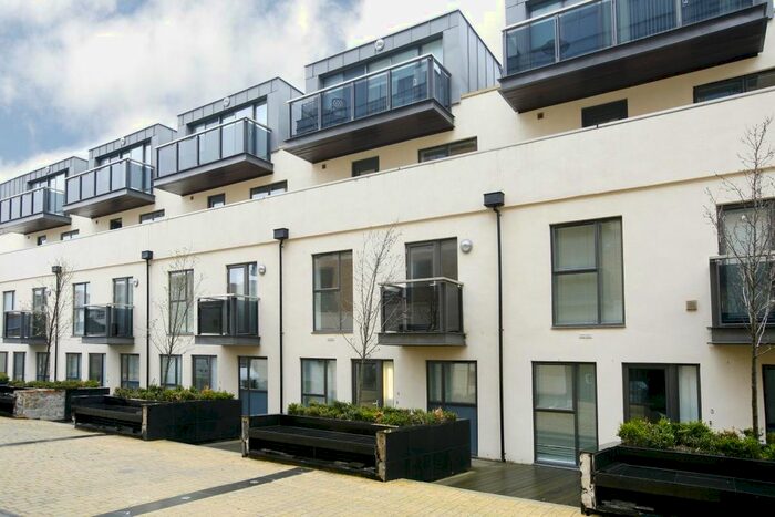 3 Bedroom Flat To Rent In Old Post Office Walk, Surbiton, KT6