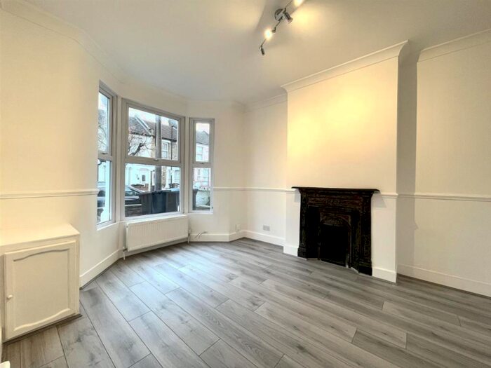 2 Bedroom Flat To Rent In New Wanstead, London, E11