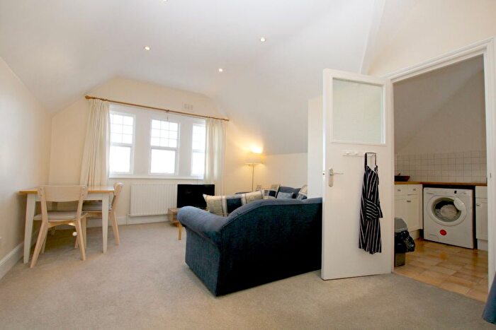 2 Bedroom Flat To Rent In Brondesbury Park, London, NW2