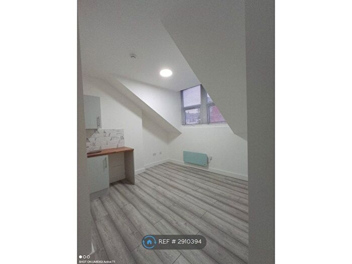 Studio To Rent In Gleneldon Road, London, SW16
