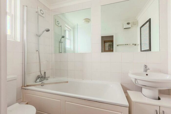 1 Bedroom Flat To Rent In Roman Road, , Bow, London, E3