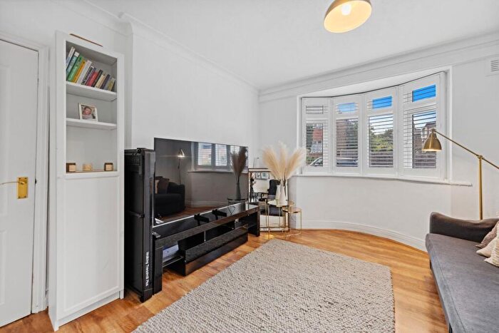 2 Bedroom Flat To Rent In Oak Avenue, London, N10