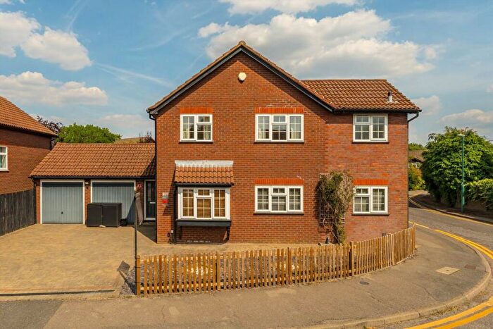 4 Bedroom Detached House To Rent In Balmoral Way, Sutton, SM2