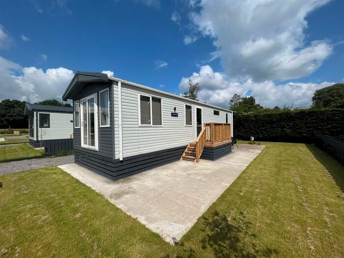 2 Bedroom Mobile/park Home For Sale In Feoffee Lane, Pocklington, York, YO42