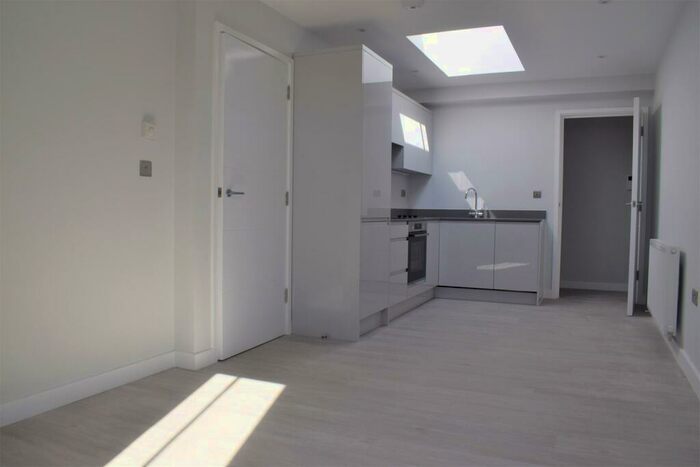 1 Bedroom Apartment To Rent In Mantra House, - George Lane, E18